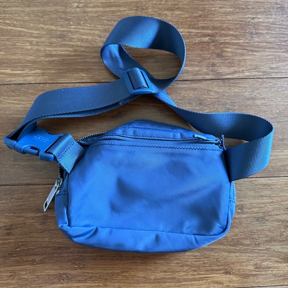Lululemon Everywhere Belt Bag - Picture 3 of 3